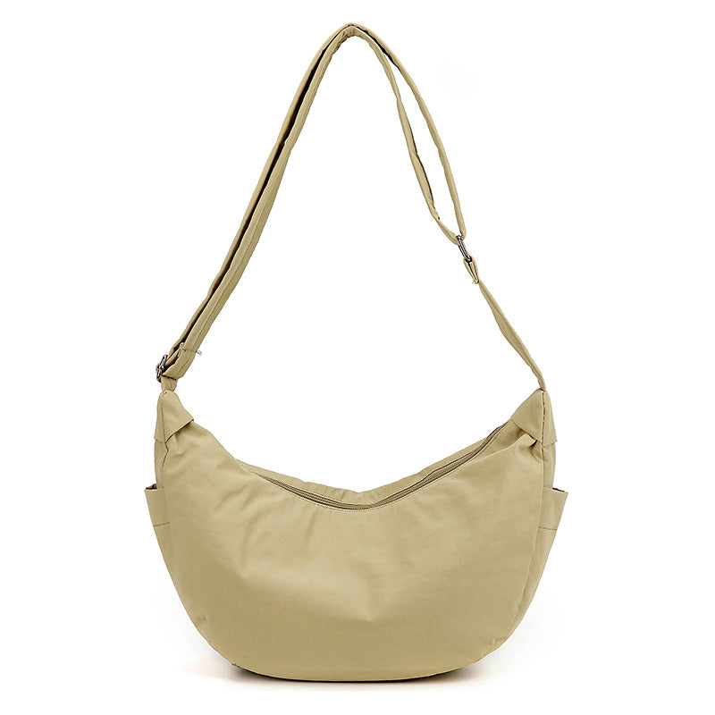 Sac à bandoulière femme chic style demi-lune, bandoulière ajustable pour un confort optimal et grande capacité.