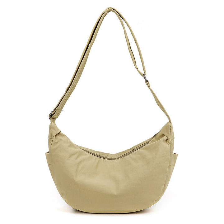 Sac à bandoulière femme chic style demi-lune, bandoulière ajustable pour un confort optimal et grande capacité.