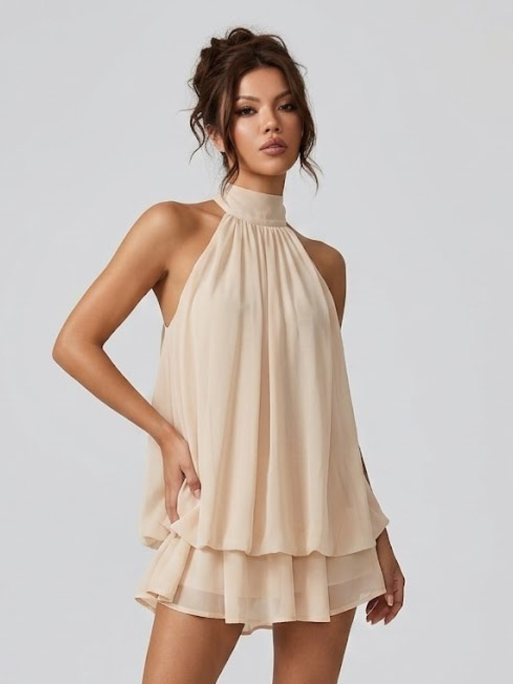 Robe d'été courte style décontracté chic, col halter et dos ouvert. Parfaite pour la saison estivale.