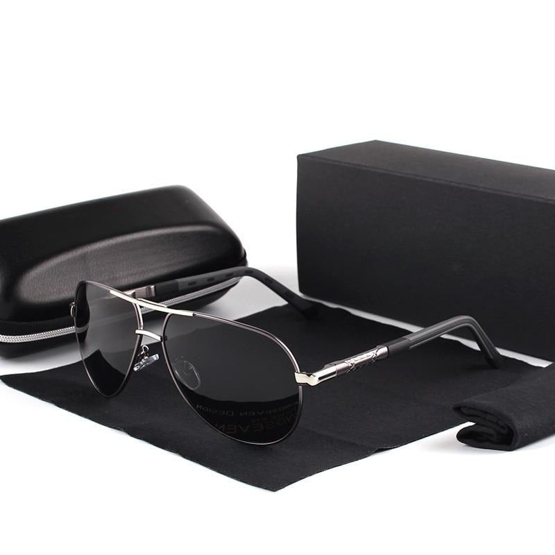 Homme portant des lunettes de soleil polarisées vintage, style élégant, protection UV400 contre l'éblouissement.
