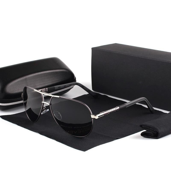 Homme portant des lunettes de soleil polarisées vintage, style élégant, protection UV400 contre l'éblouissement.