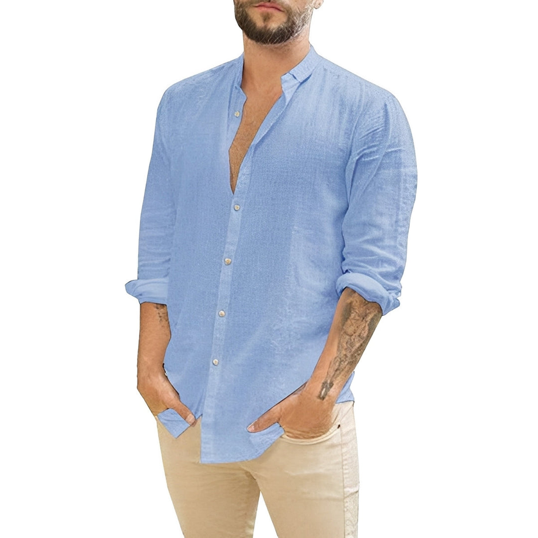 Détail du col d'une chemise homme élégante, coupe moderne, idéale pour la mode masculine.