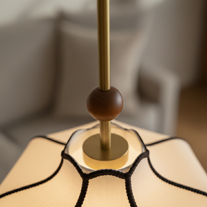 Luminaire Lanora avec design festonné unique. Suspension élégante en tissu et noyer pour intérieur.