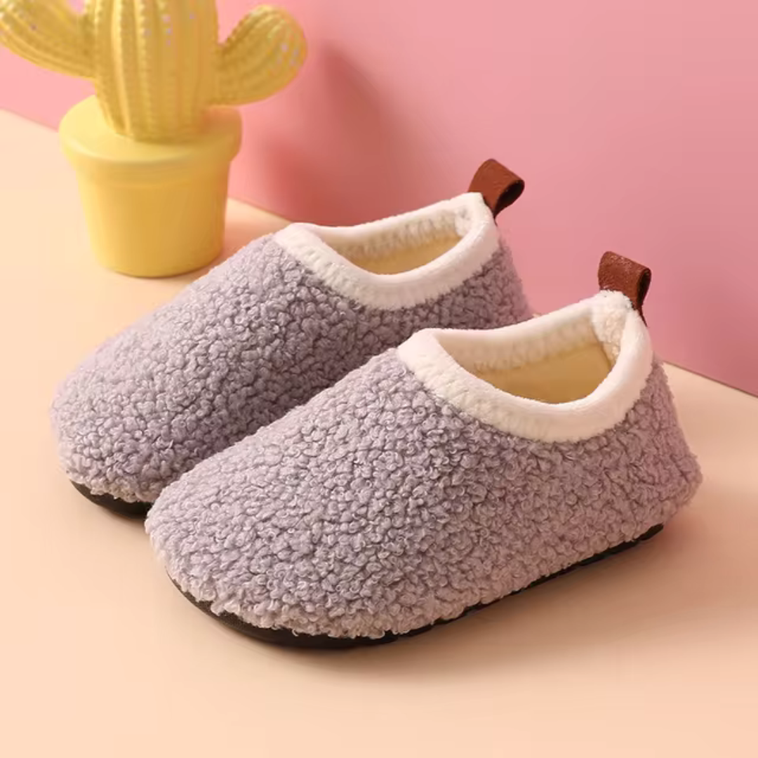 Chaussons chauds pour bébé et enfants, parfaits pour garder les pieds au chaud et confortables à la maison.