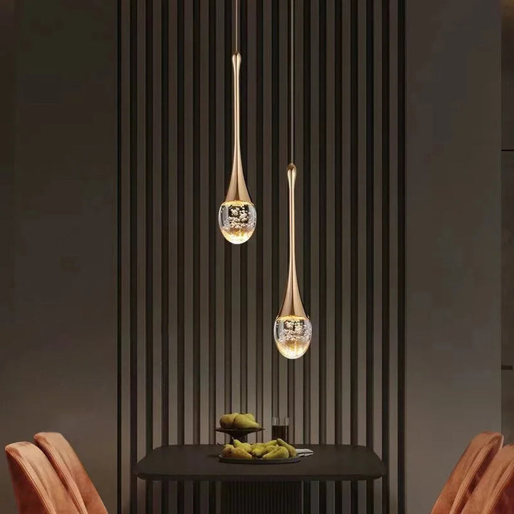 Suspension en verre Vetra avec finition élégante, élément de design central pour un éclairage d'intérieur.
