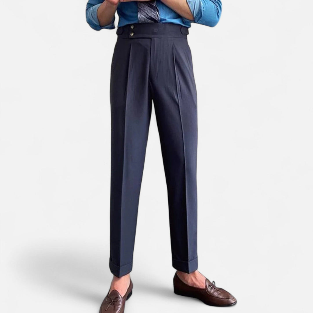 Pantalon homme taille haute drapé, look élégant. S'associe parfaitement pour une tenue chic décontractée et moderne.