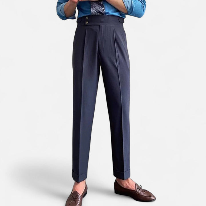 Pantalon homme taille haute drapé, look élégant. S'associe parfaitement pour une tenue chic décontractée et moderne.