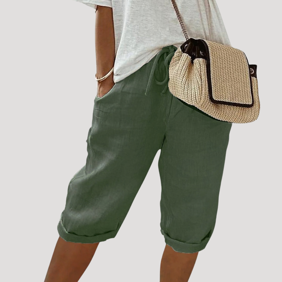 Pantacourt femme estival, coupe ample et taille élastique pour un look casual chic et décontracté.