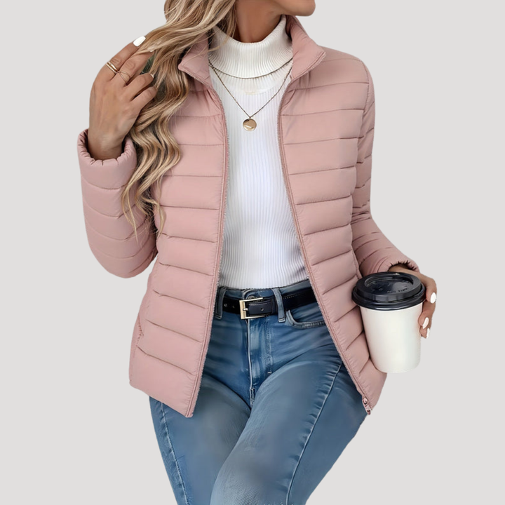 Dos d'une veste matelassée femme zippée, coupe ajustée, col montant. Vêtement extérieur chaud et confortable pour l'hiver.