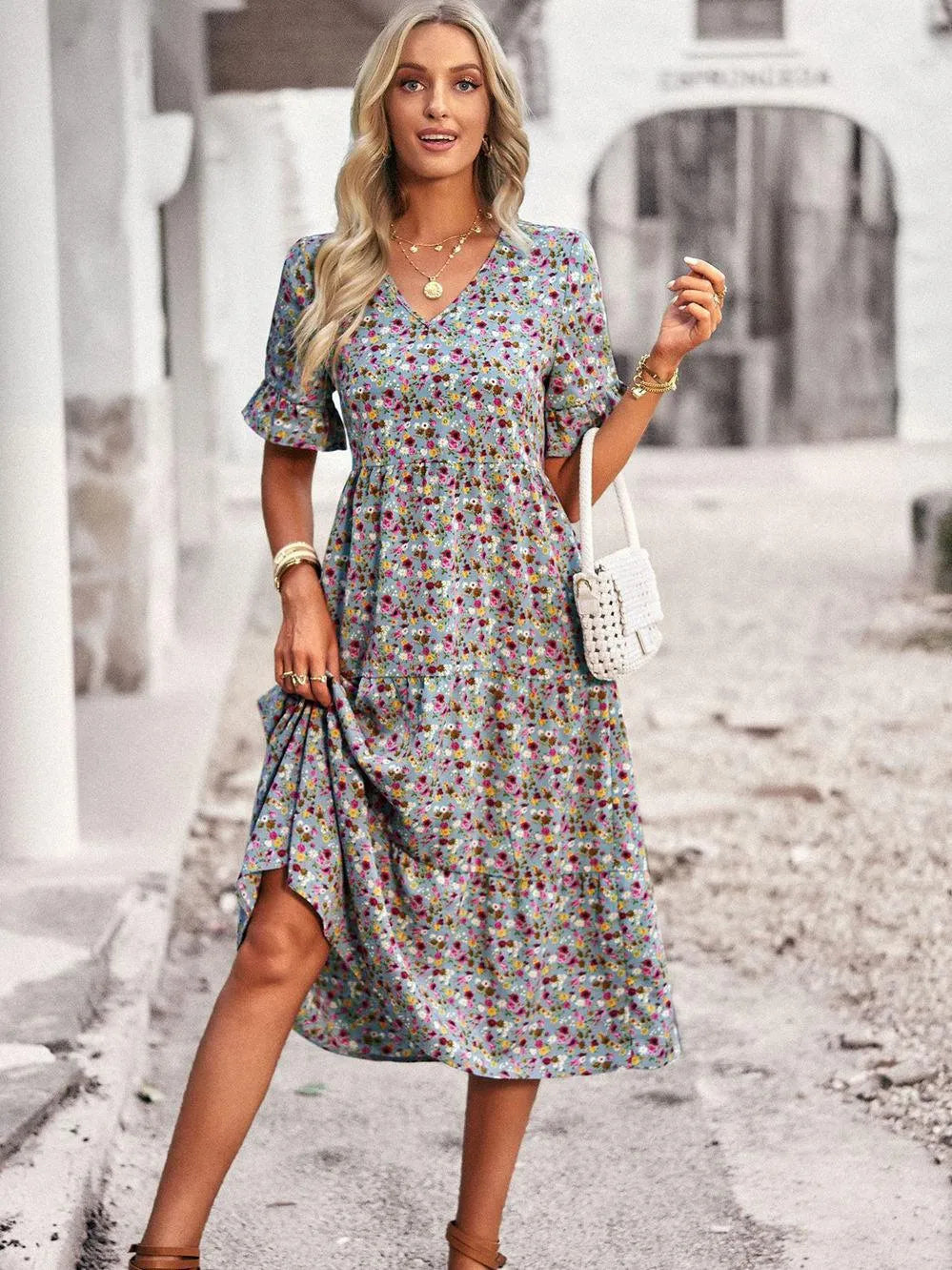 Robe légère et fluide pour femme, manches courtes, style chic et confortable, parfaite pour l'été.
