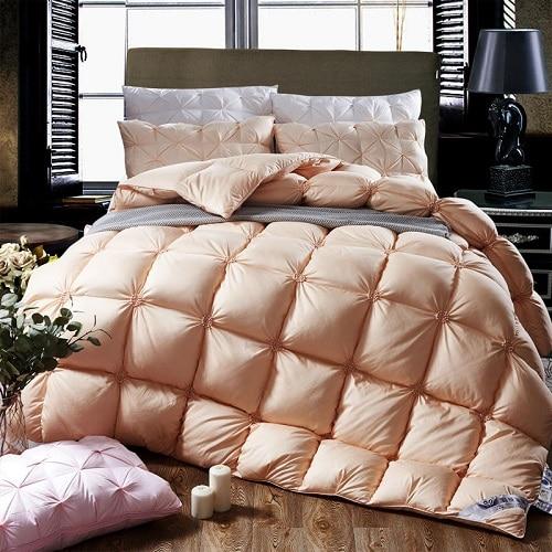 Duvet de luxe en pur plumage d'oie, enveloppe coton matelassé, offrant chaleur et confort supérieur.