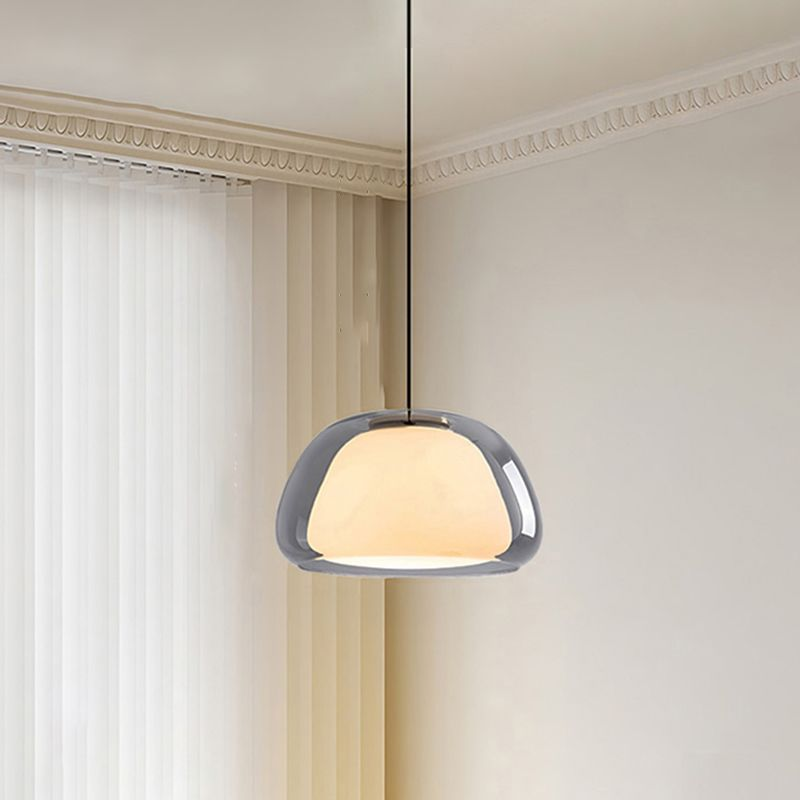 Lustre moderne suspendu en verre, design élégant pour salon contemporain.