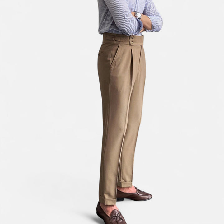Détail du drapé élégant sur pantalon homme taille haute. Tissu de qualité pour un look chic et confortable.