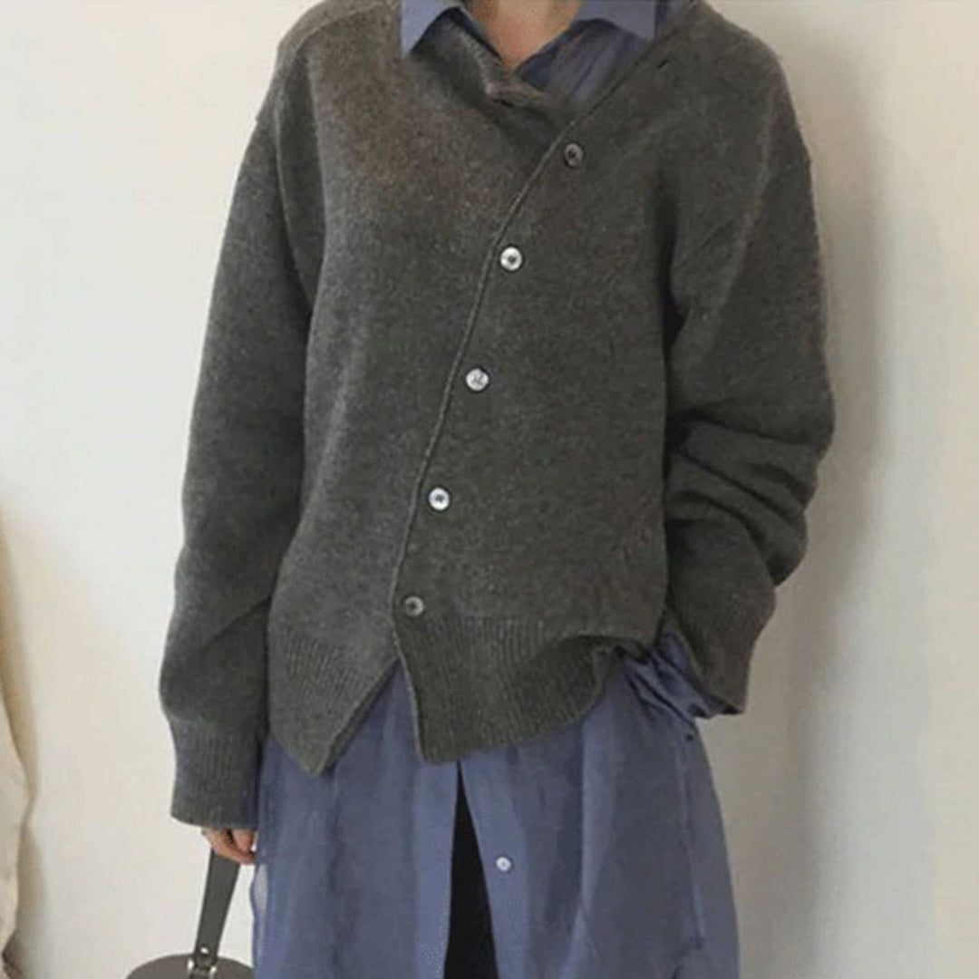 Cardigan femme brun, doux et élégant. Ce pull polyvalent est un essentiel de la mode féminine pour toute l'année.