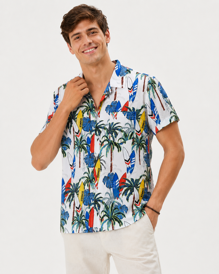 Chemise hawaïenne pour homme, motif tropical palmiers. Style décontracté et confortable pour l'été et les loisirs.