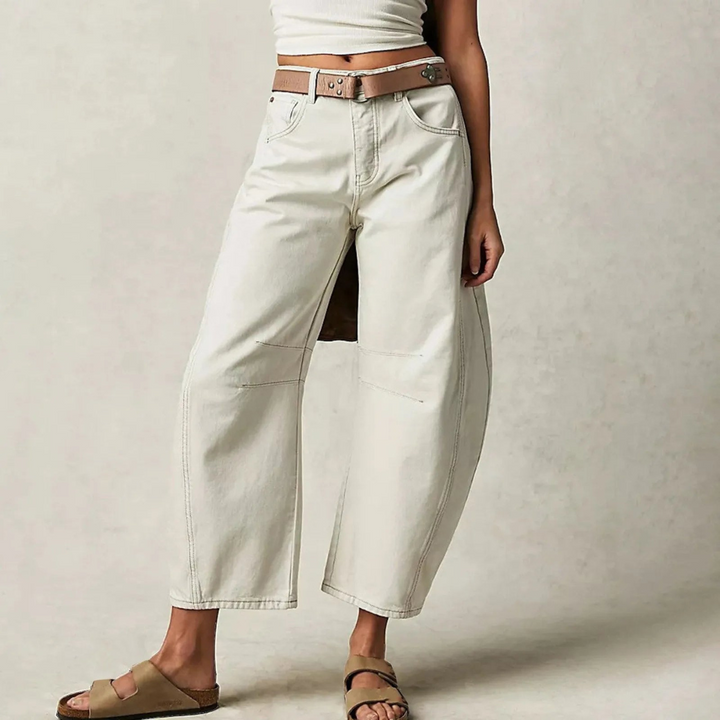 Jeans bleus taille haute femme, coupe large et ample pour un confort maximal. Style décontracté et tendance.
