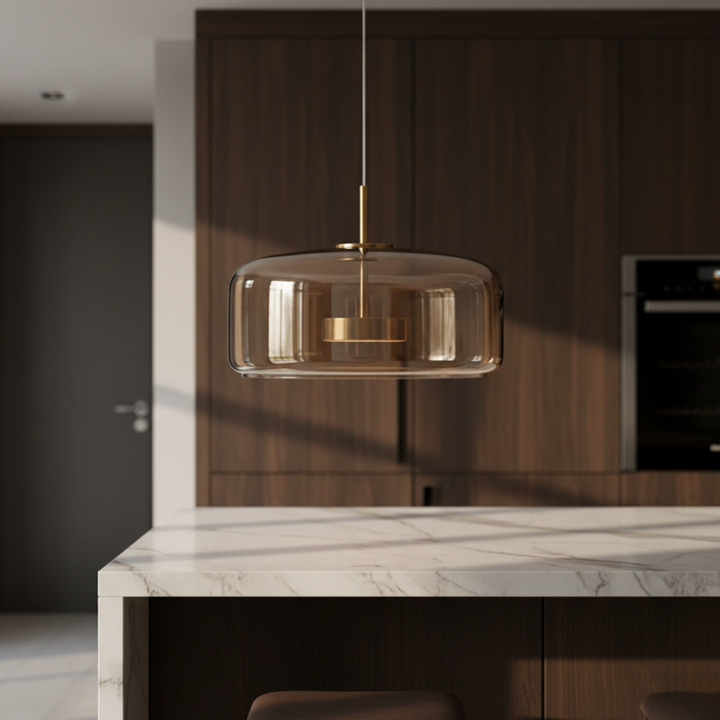 Décoration intérieure avec ce lustre en verre suspendu, style scandinave, lumière ambre et design moderne.