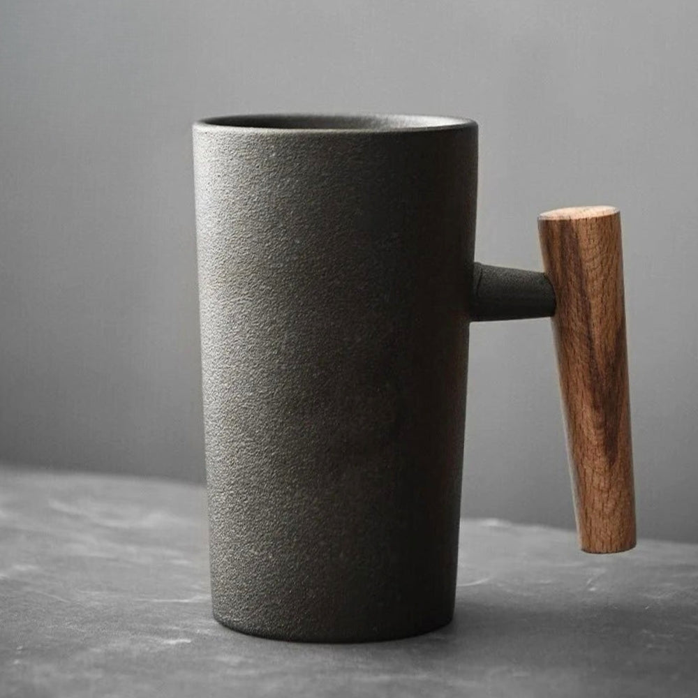 Tasse latte en céramique, design nordique et naturel, idéale pour créer un rituel café apaisant à la maison.