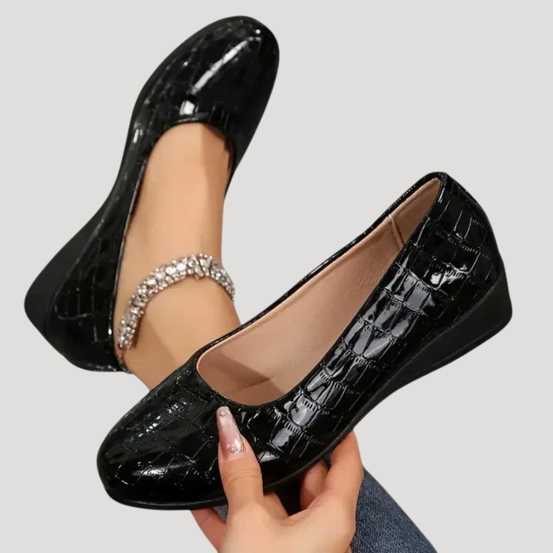 Ballerines compensées noires chic pour femme, idéales pour le confort quotidien. Élégantes et mode, parfaites pour le travail.