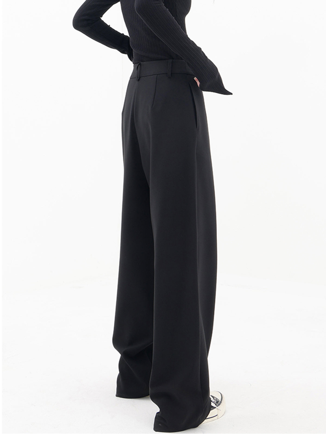 Pantalon femme stylé, coupe baggy asymétrique, parfait pour un look décontracté ou tendance.