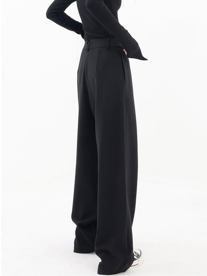 Pantalon femme stylé, coupe baggy asymétrique, parfait pour un look décontracté ou tendance.