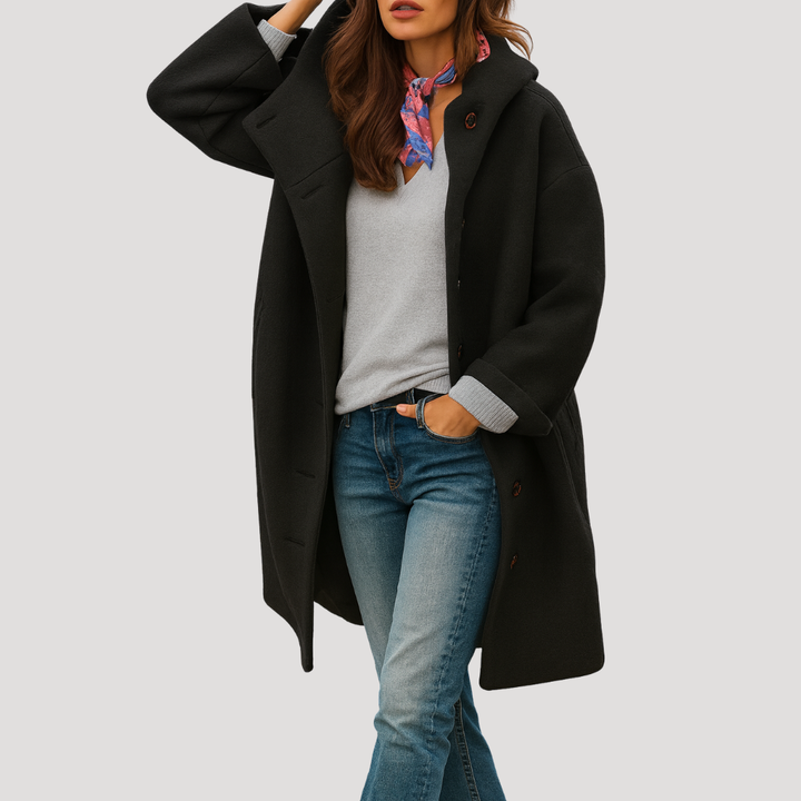 Vêtement femme chic: manteau à capuche boutonné, offrant un confort décontracté. Essentiel automne/hiver, look moderne.