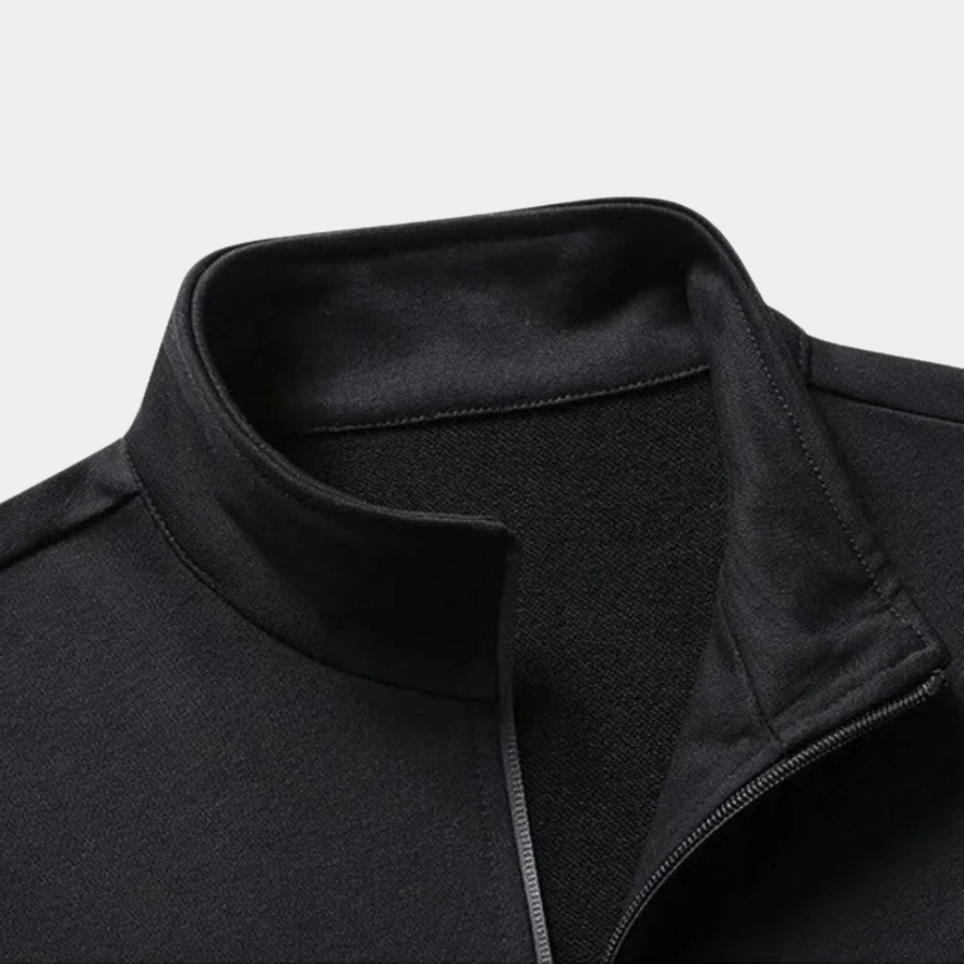 Ensemble athlétique homme sportswear en tissu doux, offrant confort et liberté de mouvement.