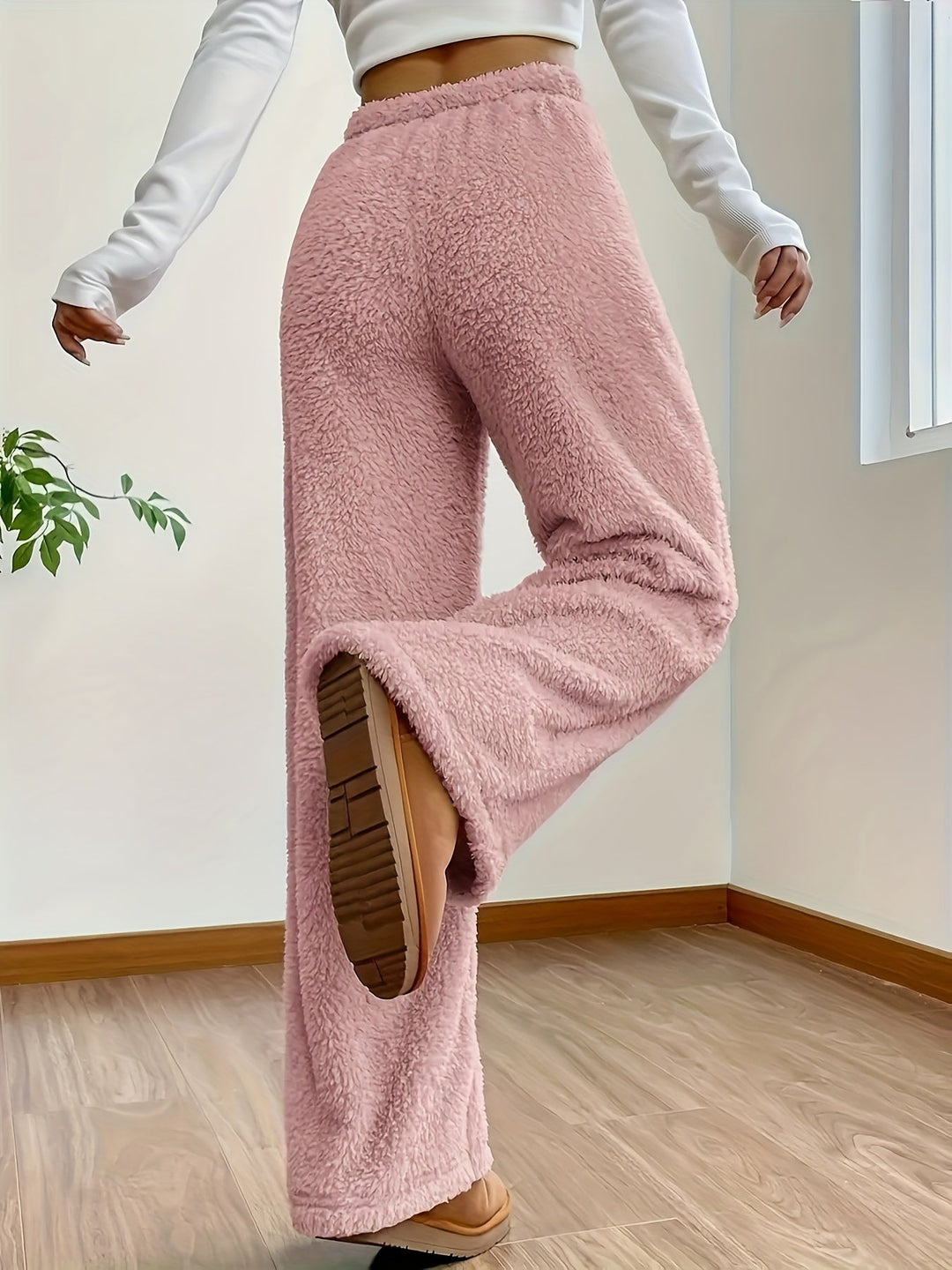 Pantalon lounge sherpa doux pour femme, idéal pour la détente à la maison, confort et cosy.