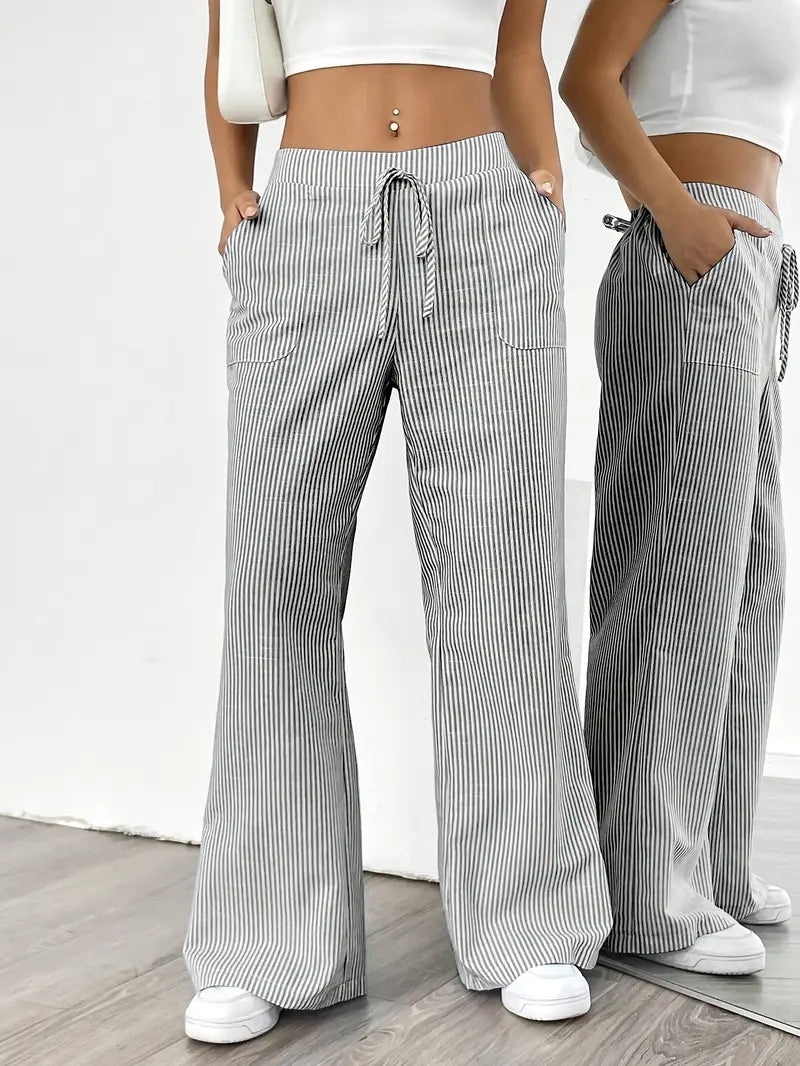 Pantalon rayé, poches discrètes, style décontracté raffiné.