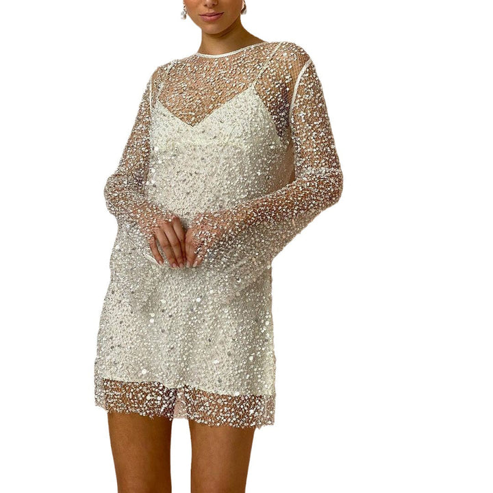 Robe élégante d'hiver pour femme, design moderne et tissu doux. Confort ultime pour le froid.