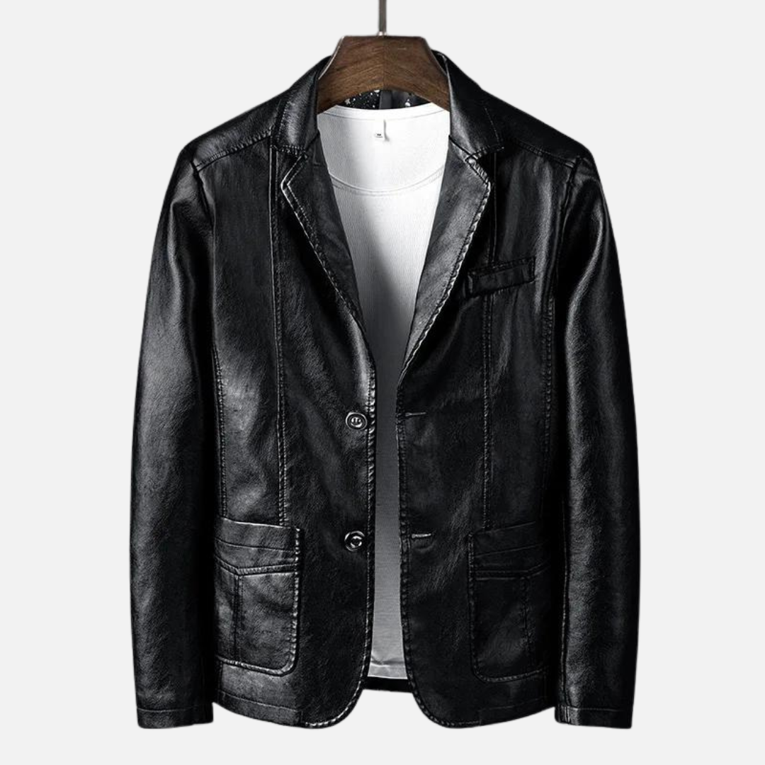 Gros plan sur les boutons et la texture du cuir d'une veste homme, illustrant l'élégance et la qualité.