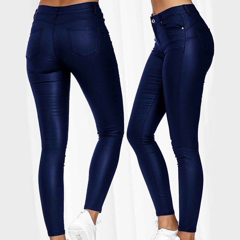 Pantalon en similicuir stretch femme, noir mat, coupe ajustée et moderne pour l'automne.