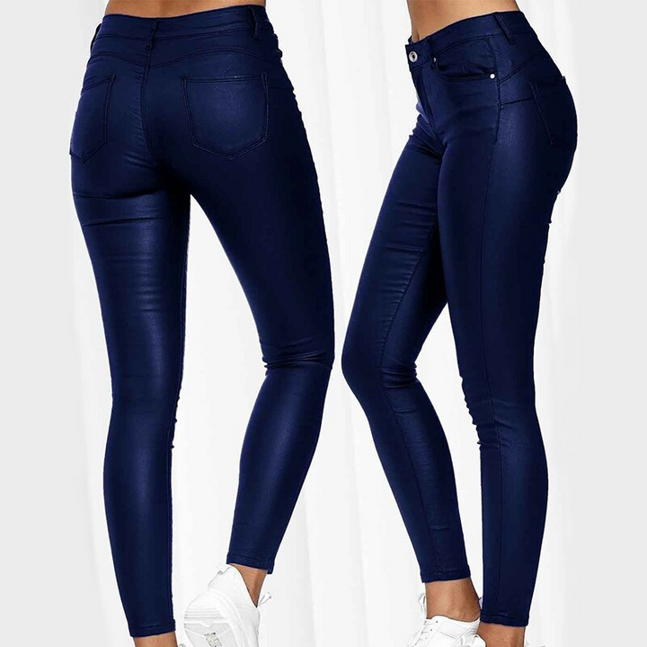 Pantalon en similicuir stretch femme, noir mat, coupe ajustée et moderne pour l'automne.