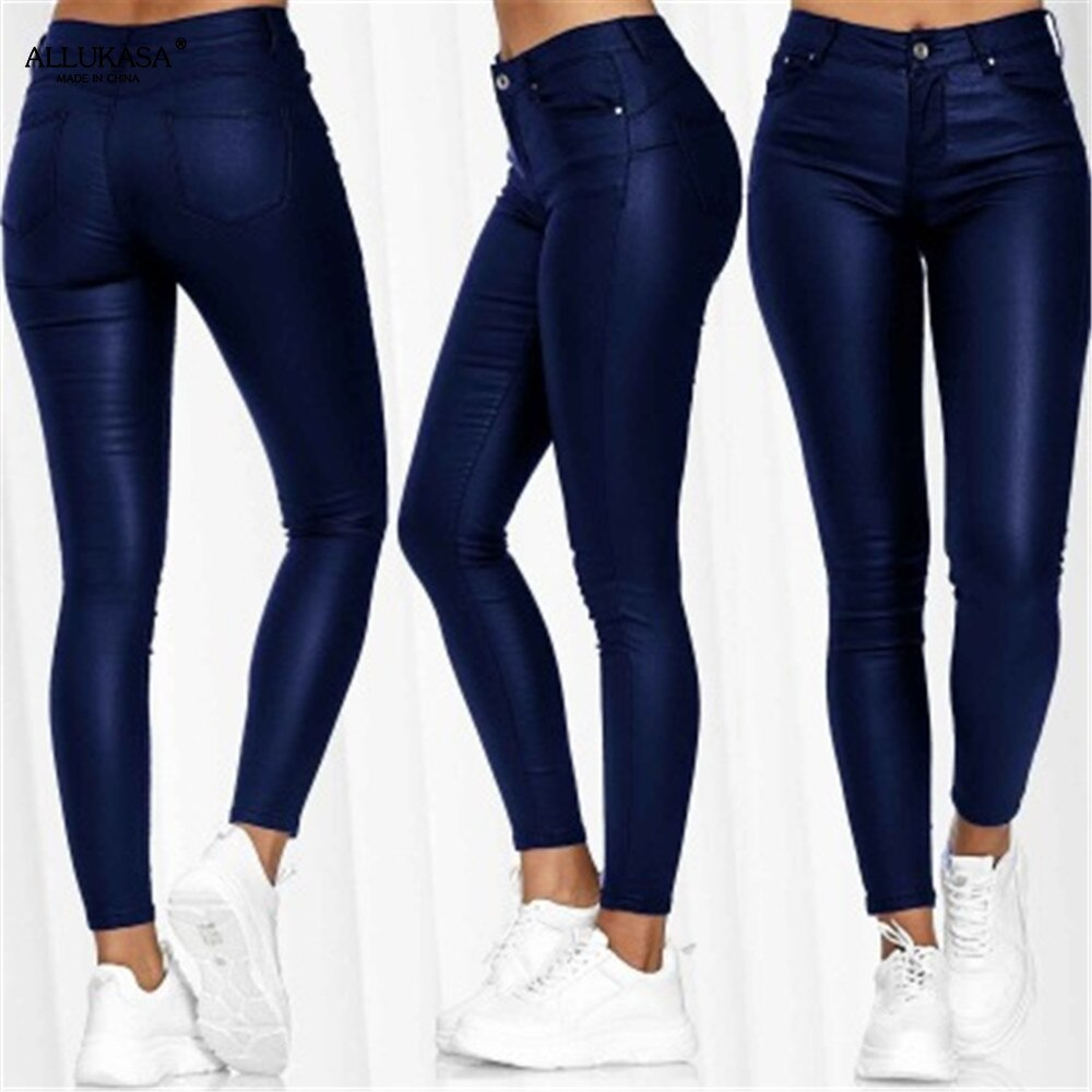 Pantalon femme ajusté rouge en cuir stretch, taille haute, moderne et très confortable.