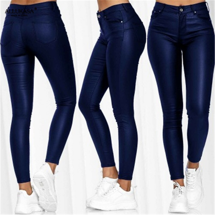 Pantalon femme ajusté rouge en cuir stretch, taille haute, moderne et très confortable.