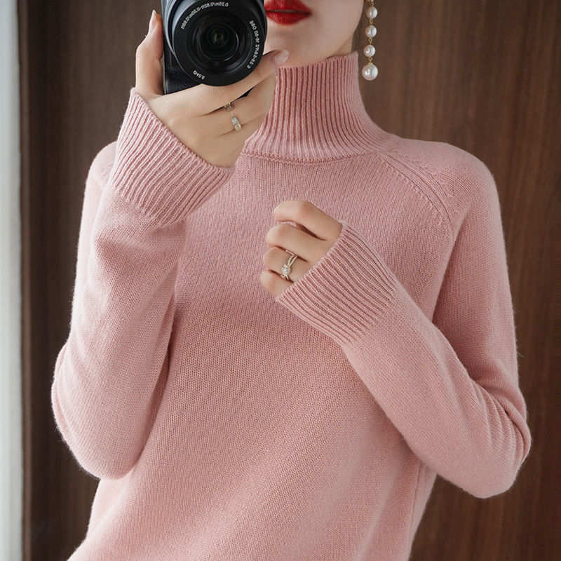 Pull col roulé ample Lina, vêtement femme doux et chic pour un confort hivernal.
