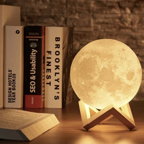 Lampe de table LED lune 3D blanche. Idéale pour décoration de chambre ou bureau, lumière douce et économe.