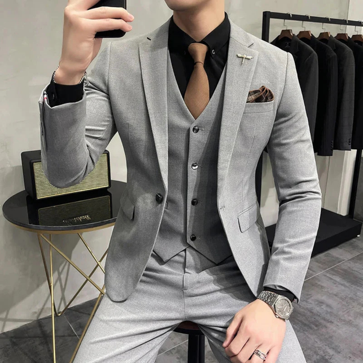 Costume homme slim fit 3 pièces élégant, coupe ajustée moderne. Parfait pour toute cérémonie ou événement formel.