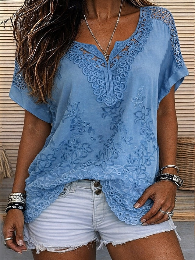 Détail broderie florale délicate sur blouse femme fluide. Élégance et raffinement.