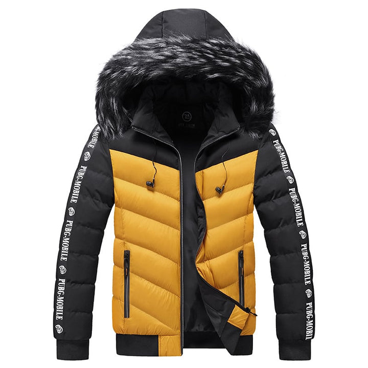 Veste matelassée homme moderne, capuche avec fourrure synthétique, design urbain élégant et protection hivernale.