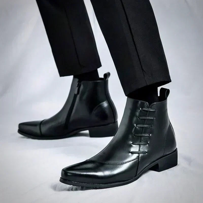 Chaussures homme: bottes noires élégantes pour un look raffiné en ville, alliant confort, durabilité et style.