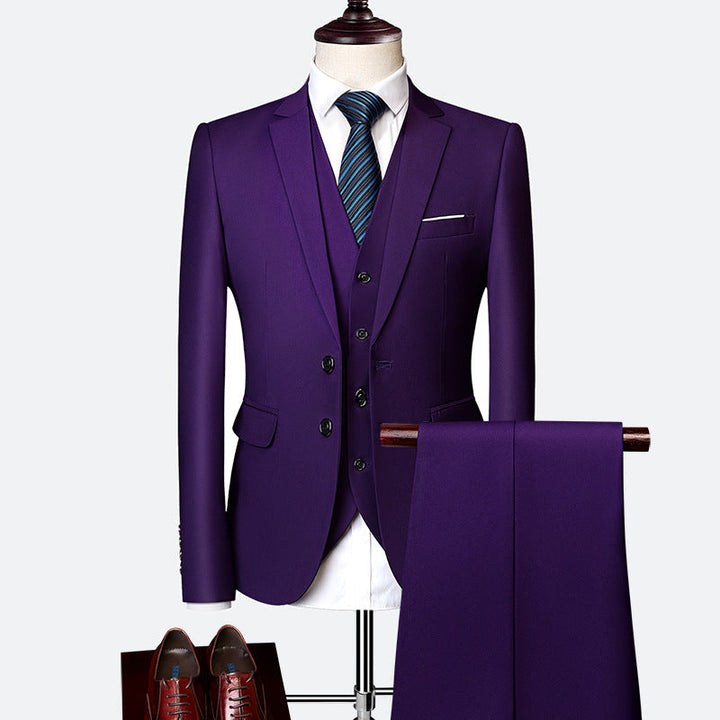 Homme portant un costume 3 pièces élégant slim fit, prêt pour un mariage ou un événement d'affaires.