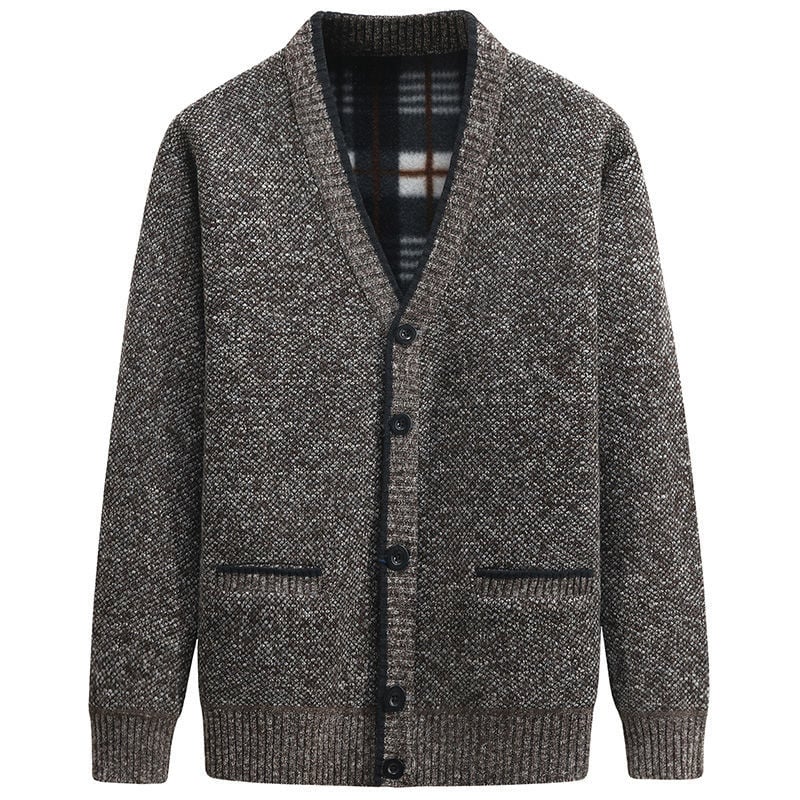 Homme portant un gilet boutonné décontracté et élégant. Vêtement chaud pour un look automnal moderne et chic.