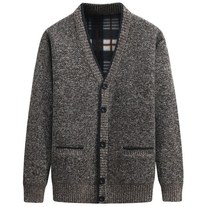Homme portant un gilet boutonné décontracté et élégant. Vêtement chaud pour un look automnal moderne et chic.