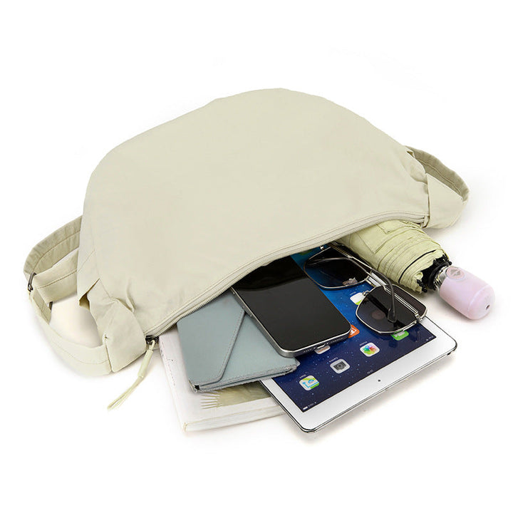 Sac à bandoulière femme chic et pratique, style demi-lune. Bandoulière ajustable, grande capacité pour le quotidien.