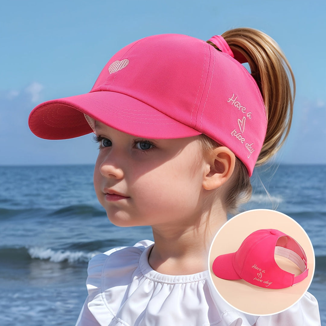 Casquette baseball pour fille, broderie cœur rouge, design respirant, parfait pour jeux en extérieur.