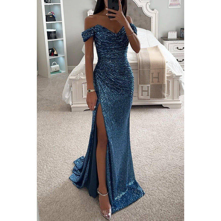Robe longue femme brillante au tissu scintillant. Fendue, épaules dénudées, pour une tenue de soirée très glamour.