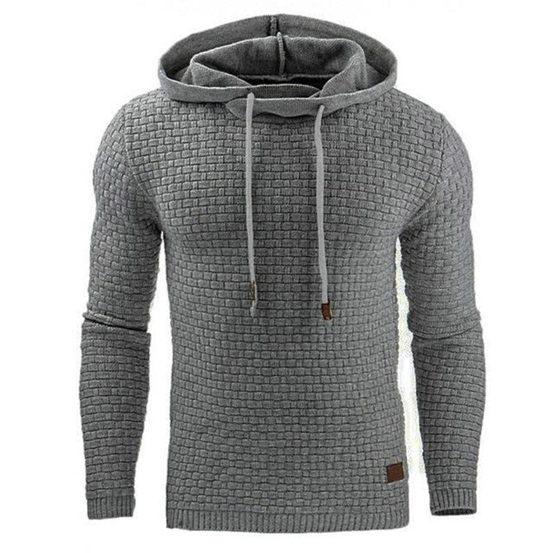 Pull à capuche homme, parfait pour les journées froides, allie style moderne et confort douillet.
