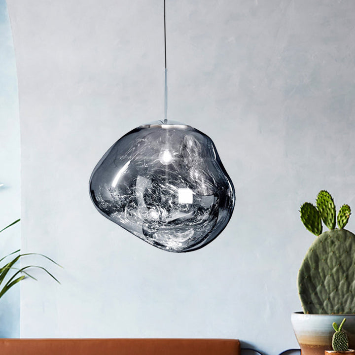 Vue détaillée de la suspension Aurélis, design moderne et finitions soignées du luminaire.