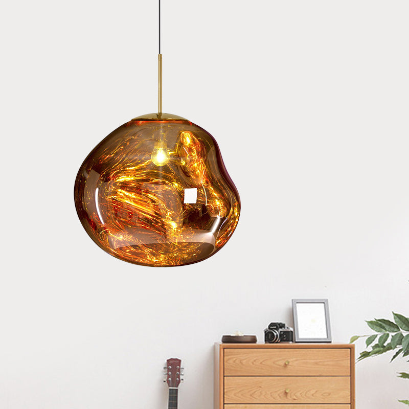 Suspension design Aurélis, style moderne et épuré, parfait pour l'éclairage intérieur.